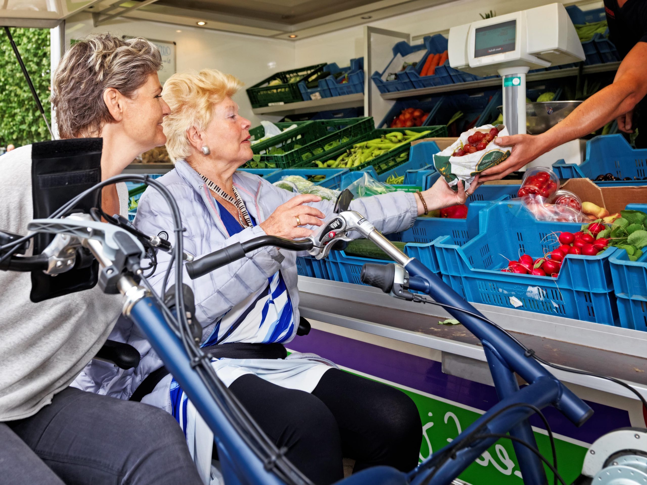 op de maatjesfiets groente halen Veel afwisseling bij onze dagbestedeling